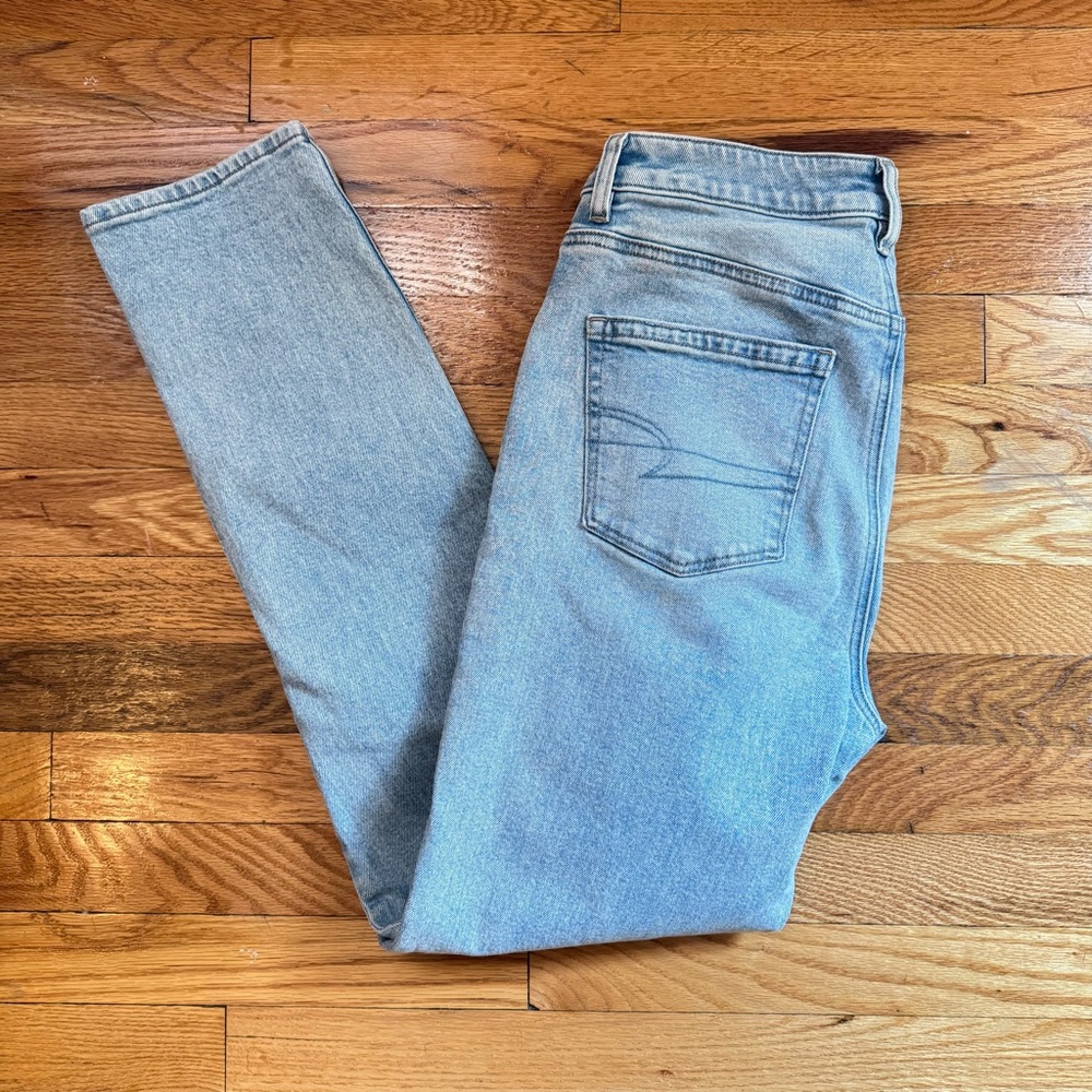 American Eagle Stretch High V-Rise Mom Jeans – Authentic Light Wash Size 6 Long